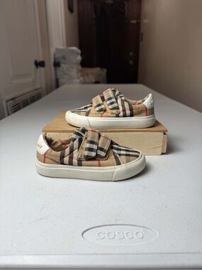 Burberry Kids Sneakers
Tan and beige checkered pattern Sz 27 UK